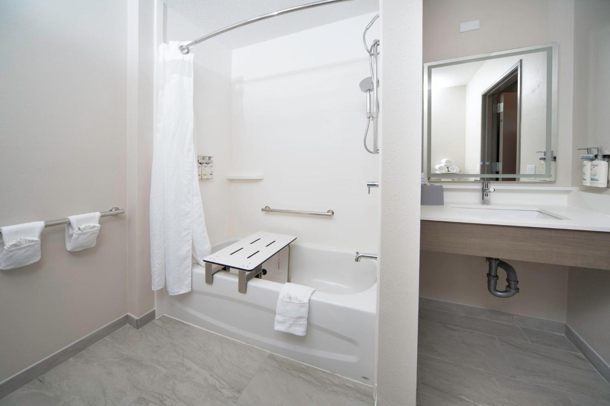 Holiday Inn Express & Suites Indianapolis - East By Ihg Bagian luar foto