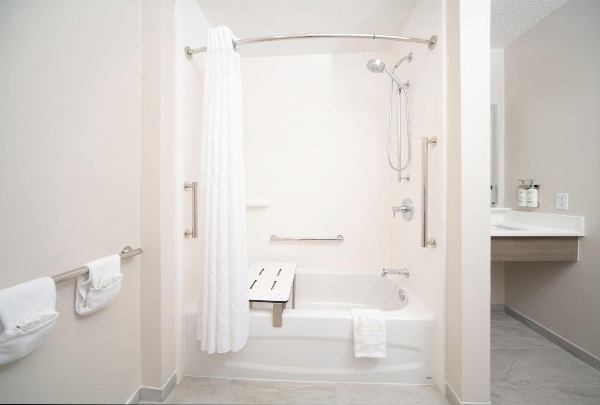 Holiday Inn Express & Suites Indianapolis - East By Ihg Bagian luar foto